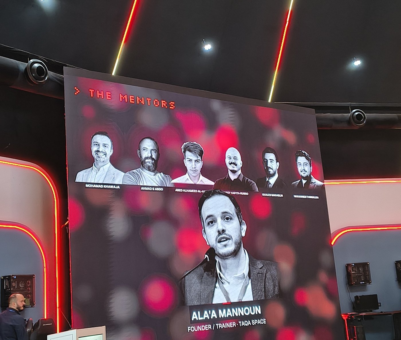 شاشة الإيفنت بتعرض علاء منون ضمن الـ Mentors